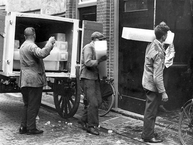 IJsdragers bezorgen ijs in de tijd dat de koelkast en vriezer nog niet zelf kou kunnen maken, jaren '30.